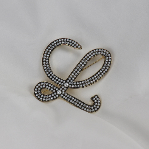 New Letter Pearl Retro Brooch for the Luo Family with Engraving