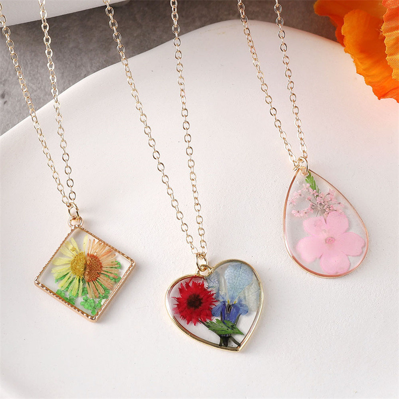 15g Weight Resin Pendant Material Pendant Necklace Classification Alloy Chain Material 1 Piece Quantity Casual Occasion Alloy, Resin Material Flower Pattern Unisex Gender Plating Design Pastoral, Simple Style Style Pastoral Simple Style Flower Alloy Resin Wholesale Pendant Necklace 6