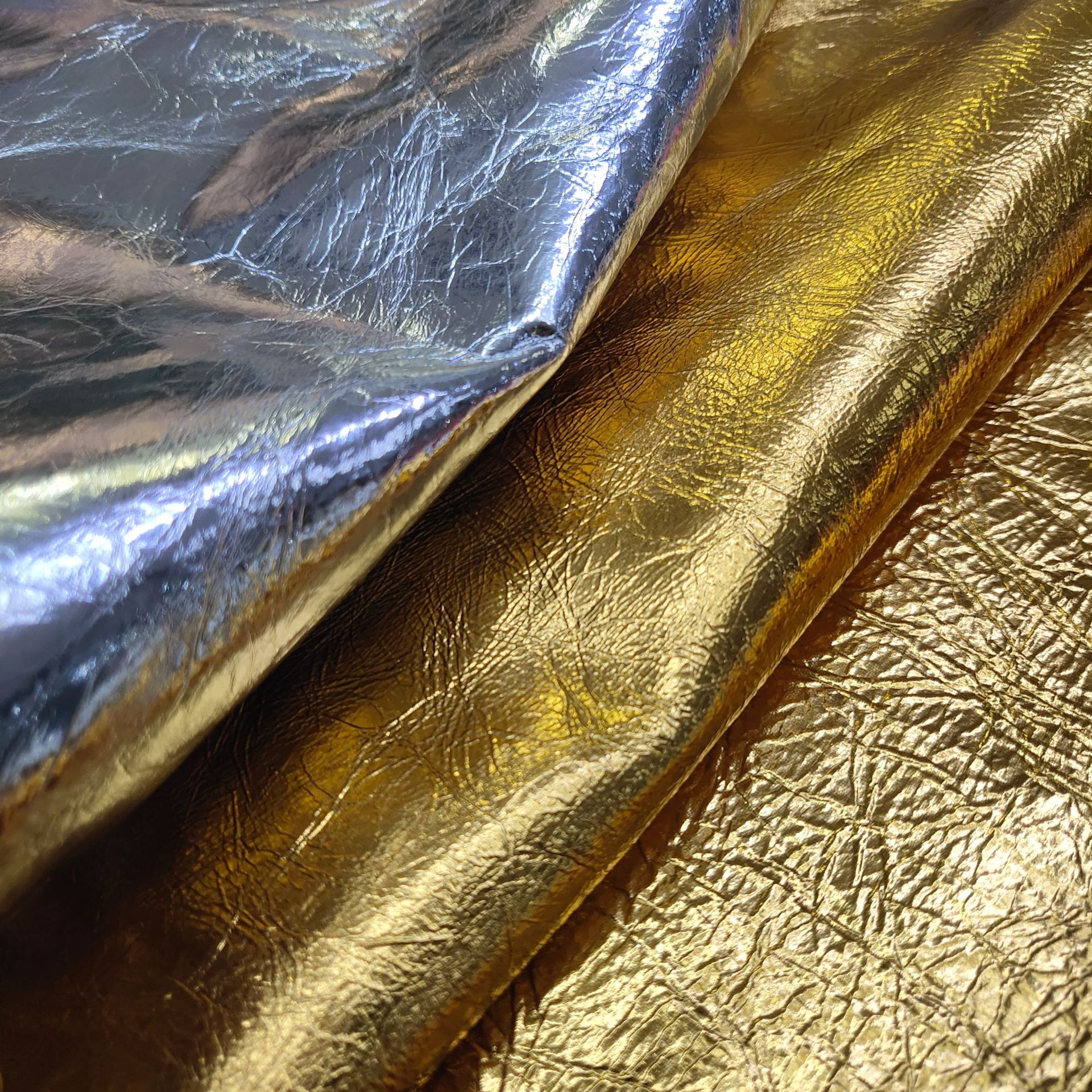 皱纹牛皮·镜面牛皮反光面皱纹头层黄牛箱包皮革面料