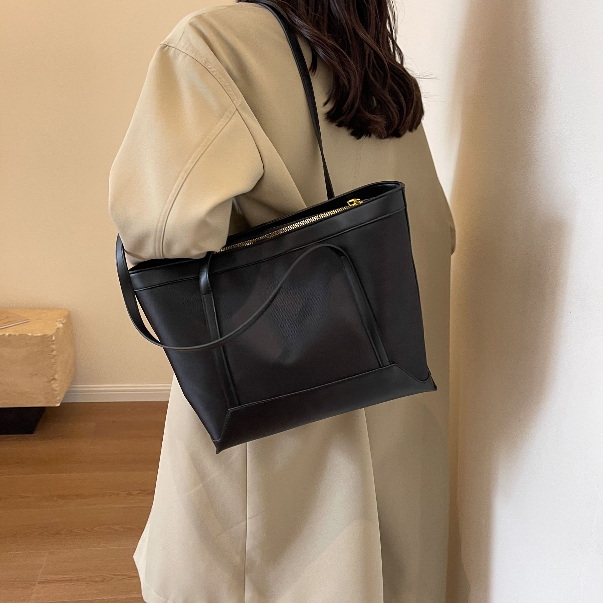 All Seasons Season Women's Gender Classic Style Style Bucket Shape Large Size Women's Large Cloth Solid Color Classic Style Square Zipper Shoulder Bag