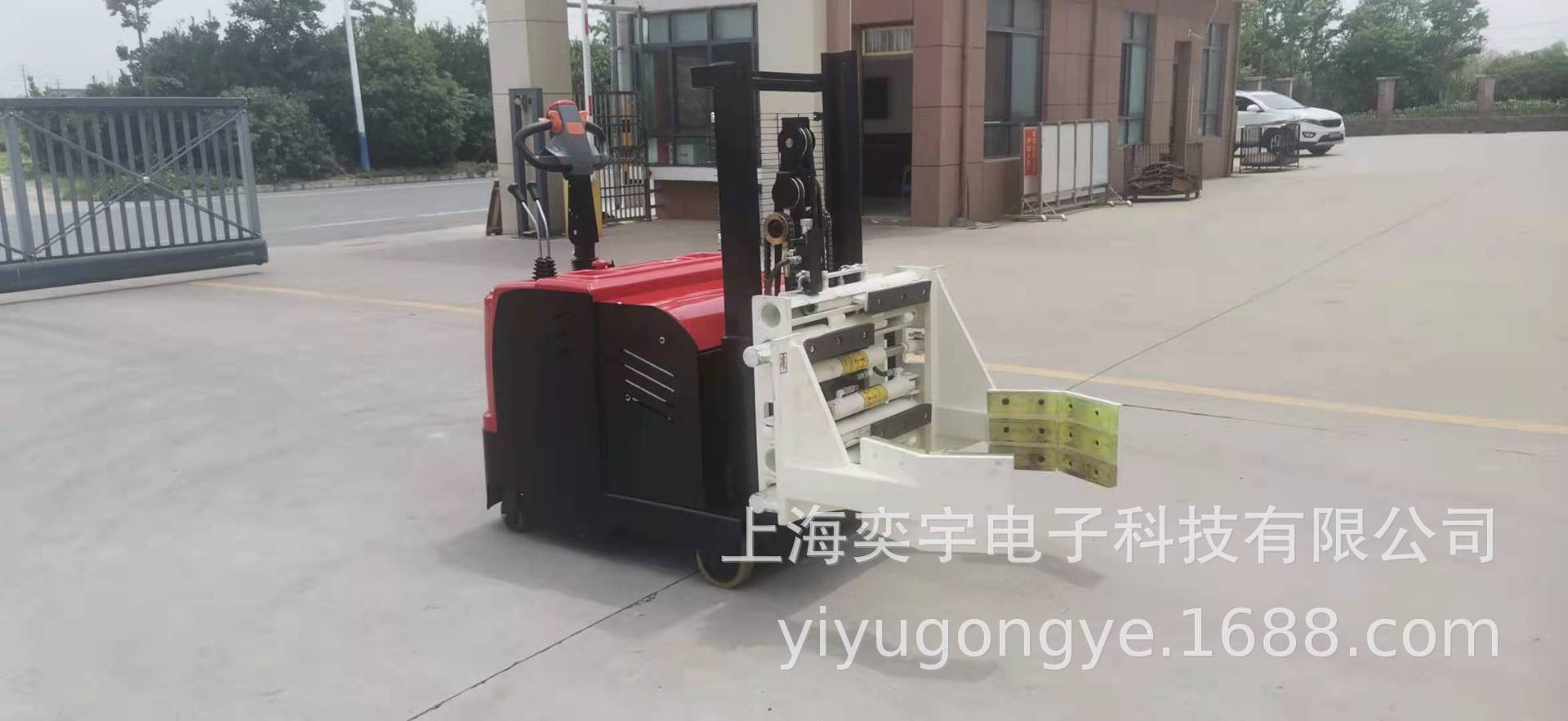 平衡重站驾式夹抱车