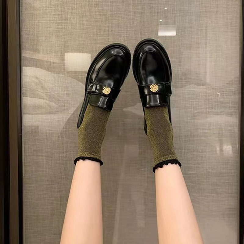 Verzia z hovädzej kože ~ Malá topánka s prackou v zlatej farbe, pravá okrúhla špička, jedna časť, hrubý podpätok, mokasíny, malé kožené topánky_voghion.com