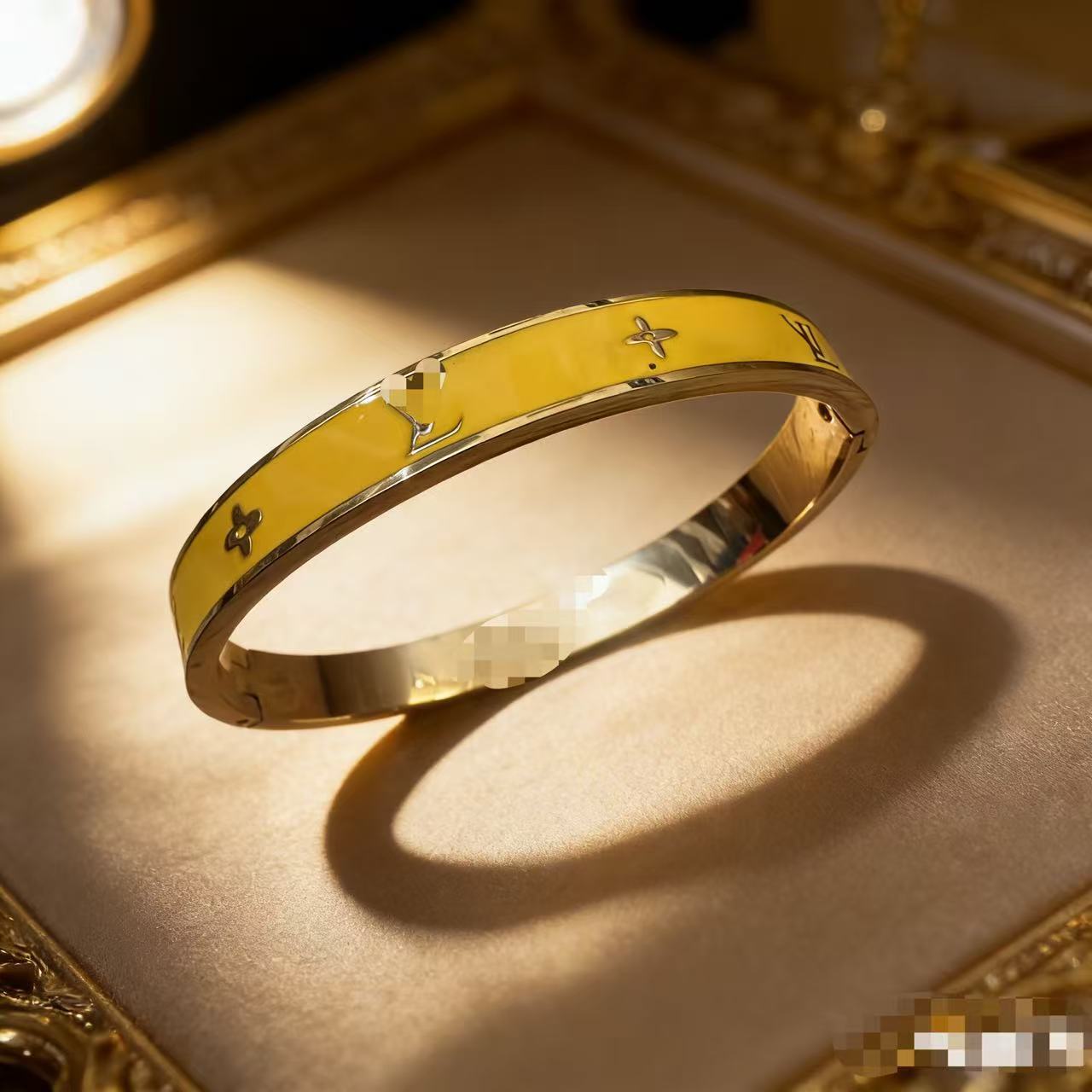 2025 新しいヨーロッパとアメリカのビッグブランドチタン鋼ブレスレット非退色ステンレス鋼ブレスレットバックルオープニングハンドジュエリー卸売