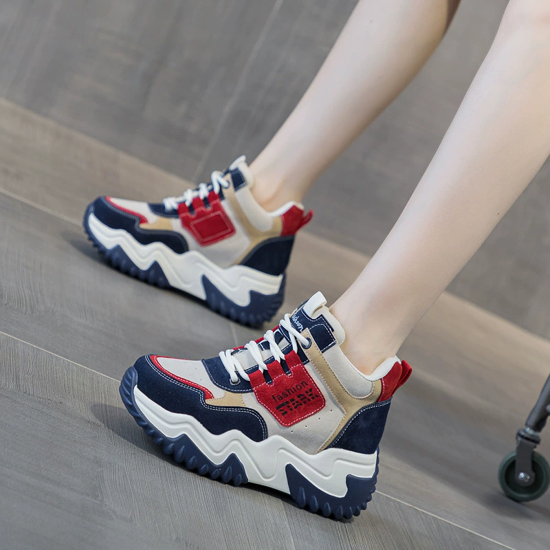 Новые осенние женские кроссовки 2023 года в корейском стиле, увеличивающие рост, на толстой подошве, с цветными блоками, повседневные, высокие, на танкетке, модные