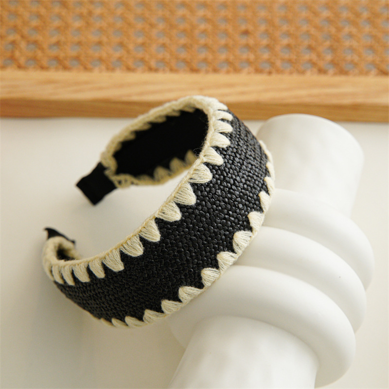 Brede geweven raffia haarband met stro knoop_voghion.com