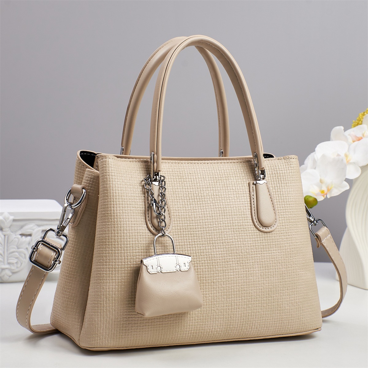 Bolso bandolera de un solo hombro bolso femenino 2025 nuevo bolso cuadrado portátil de mediana edad de moda para damas de cercanías