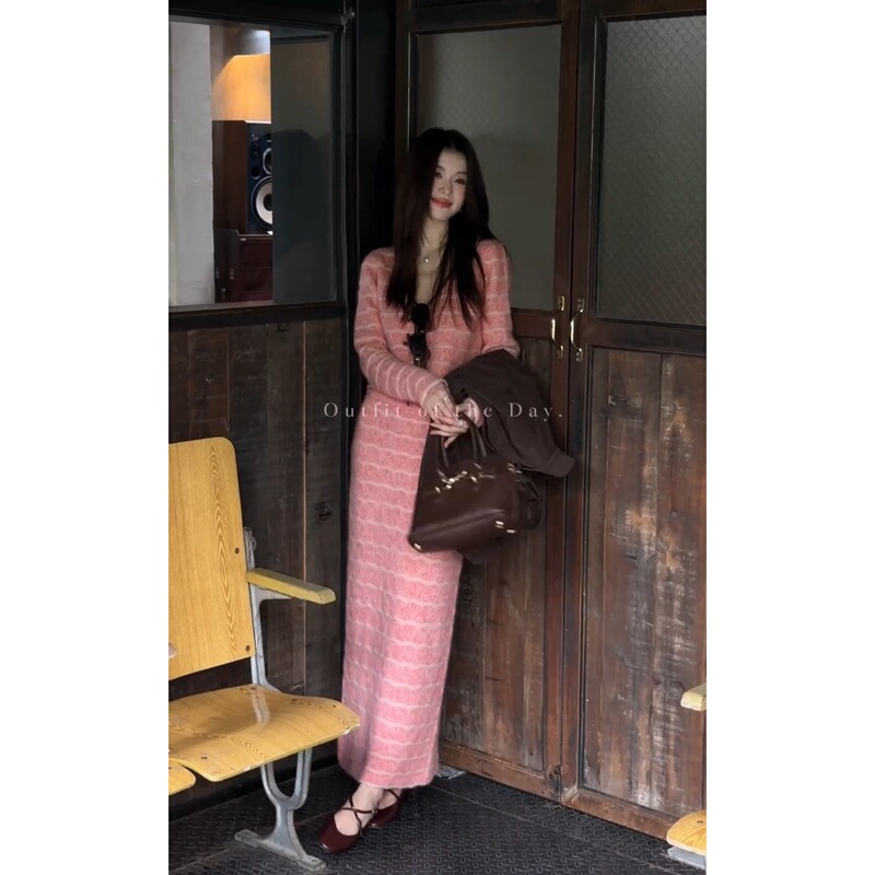 Pink Age-Reducing Knitted Suit Early Autumn Design Stripesd V Neck Sweater Top and Skirt Suit Pink Age-Reducing Knitted Suit Early Autumn Design Stripesd V Neck Sweater Top and Skirt Suit