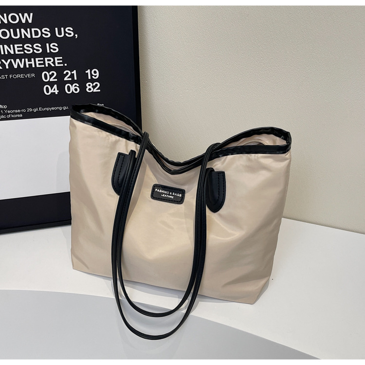 검정색이 섞인 흰색