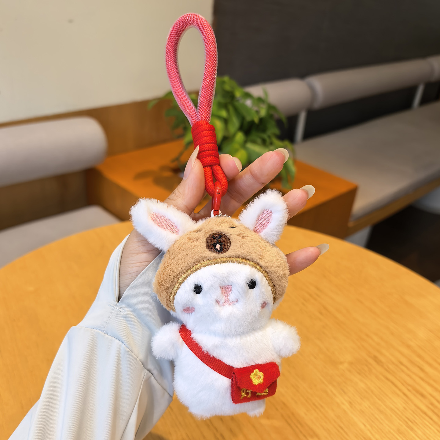 厂家直供吱吱叫卡通可爱好运挎包兔子挂饰挂件钥匙扣公仔玩偶配饰