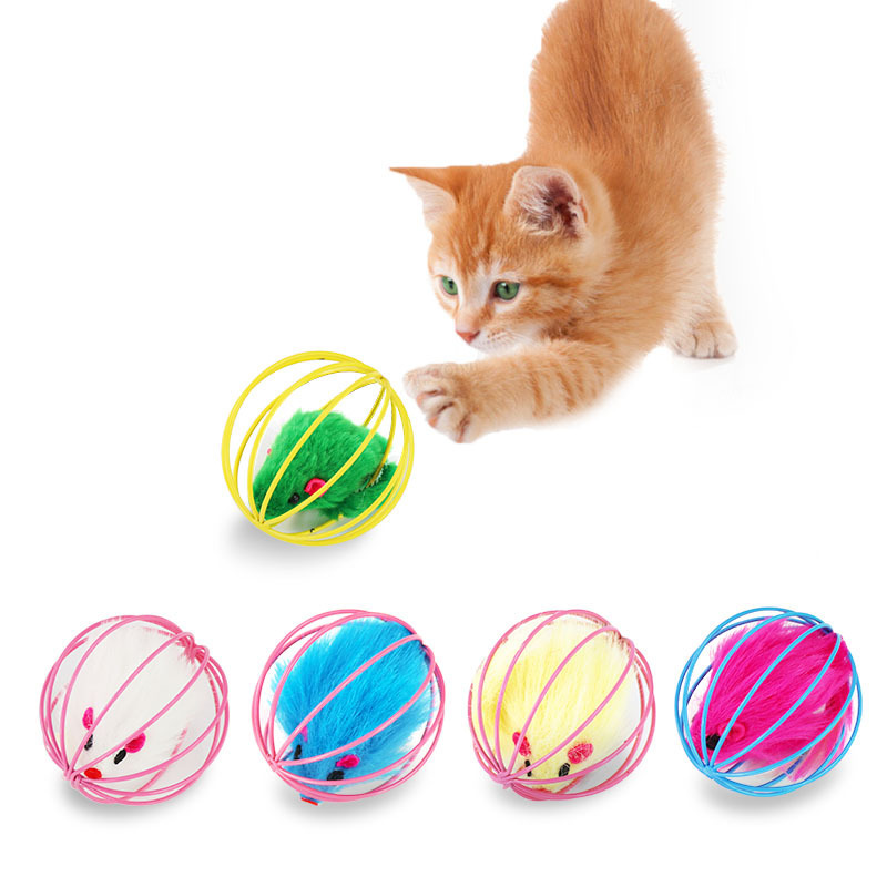かごの中のネズミのペットの猫のおもちゃの猫はボールの形のおもちゃをつかんでぬいぐるみのネズミのペットの用品の猫のおもちゃの現物を含みます。|undefined