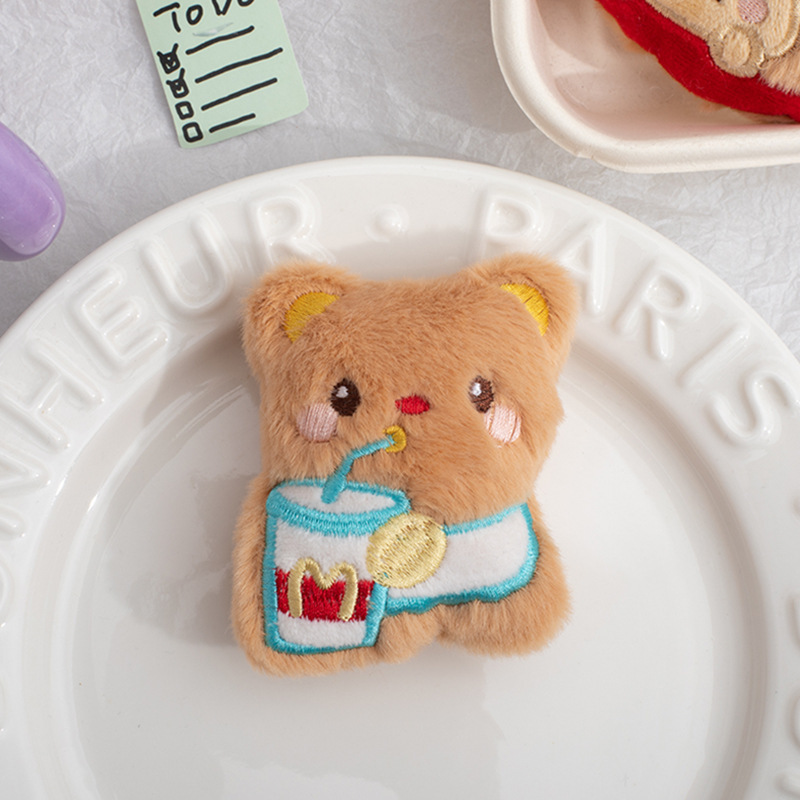 ぬいぐるみバターベアのきしむペンダント、かわいい魚を抱えるクマのブローチ、人形バッグのペンダント、アクセサリー、衣類アクセサリー|undefined