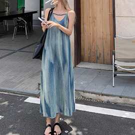 性感休闲风牛仔色扎染吊带V领连衣裙高级感女夏季宽松度假A字长裙