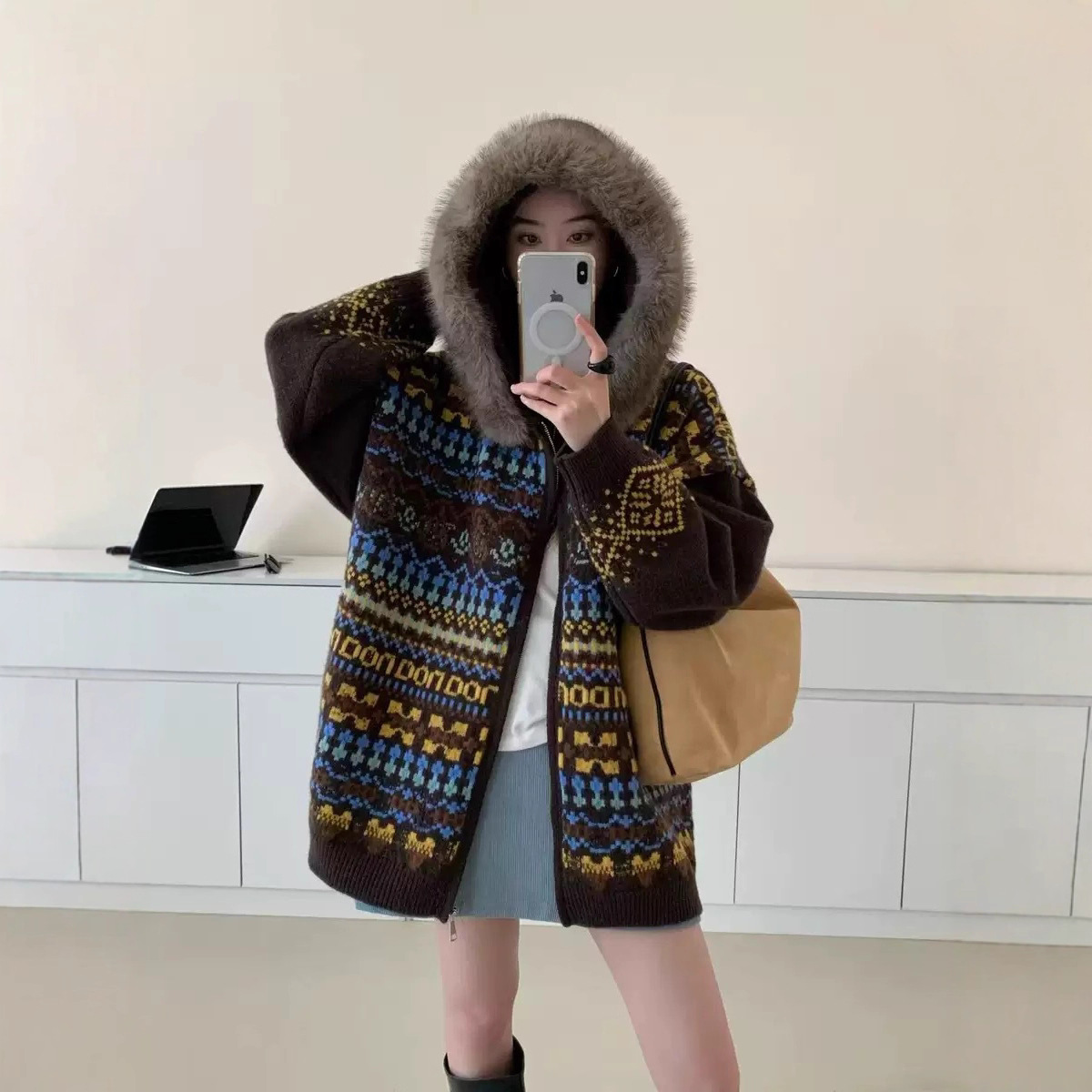 2025年冬季新款设计师款款复古提花连帽毛领拼接前拉链针织开衫女