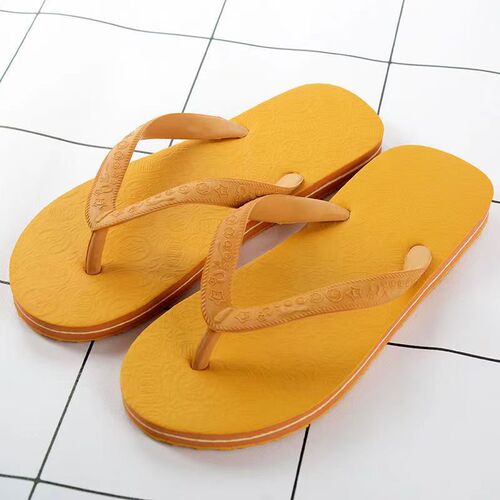 Crocodile-patterned Star Horse rubber flip-flops—unisex summer outdoor fashion slip-ons for indoor and beach use, made of foam.