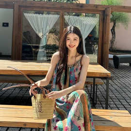 海边度假吊带连衣裙子女夏季新款法式复古碎花气质休闲风沙滩长裙