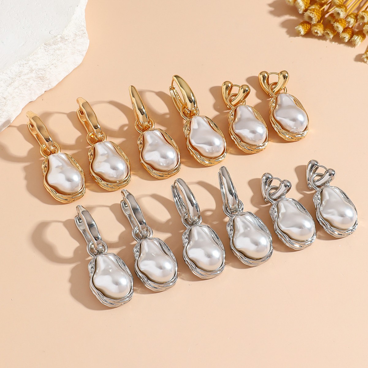 Brincos de pérola de plástico em liga metálica, com fecho em gota de água dourada, estilo europeu e americano, perfeitos para mulheres em viagens de férias._voghion.com