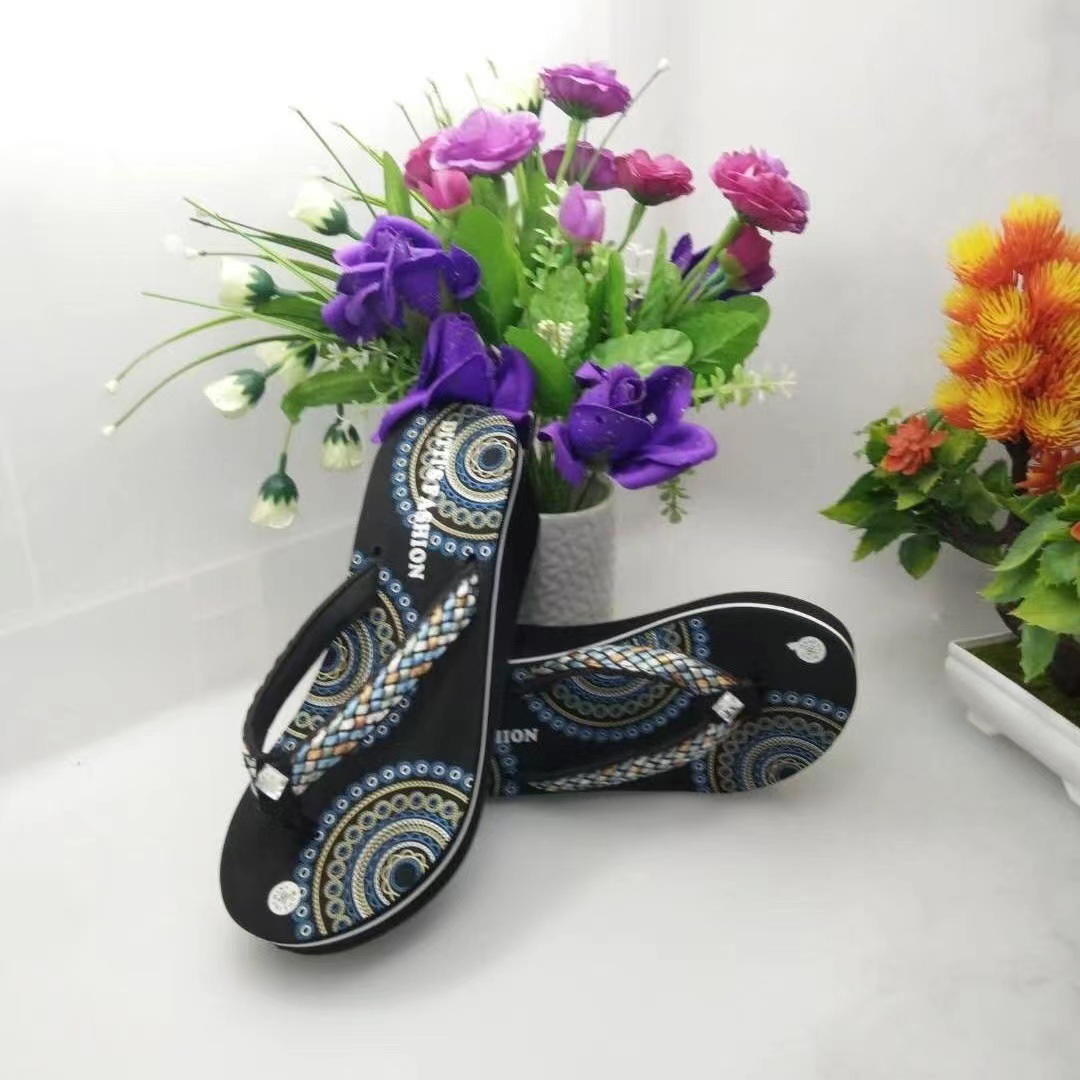 Zapatillas de flip flop para mujeres de verano nueva moda vietnamita antideslizante aumentó suela gruesa resistente al desgaste zapatillas de playa para mujeres zapatillas frías