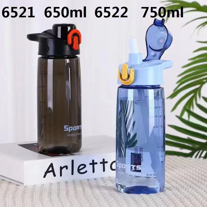 Fábrica al por mayor de plástico taza de agua portátil estudiante masculino y femenino taza de paja 750ml cubierta de rebote hervidor de agua potable