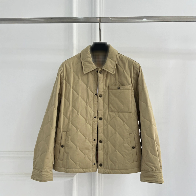 B's new autumn/winter 2026 collection features a stylish, reversible jacket with a diamond-patterned design and a lightweight, warm outer layer suitable for both men and women B's new autumn/winter 2026 collection features a stylish, reversible jacket with a diamond-patterned design and a lightweight, warm outer layer suitable for both men and women