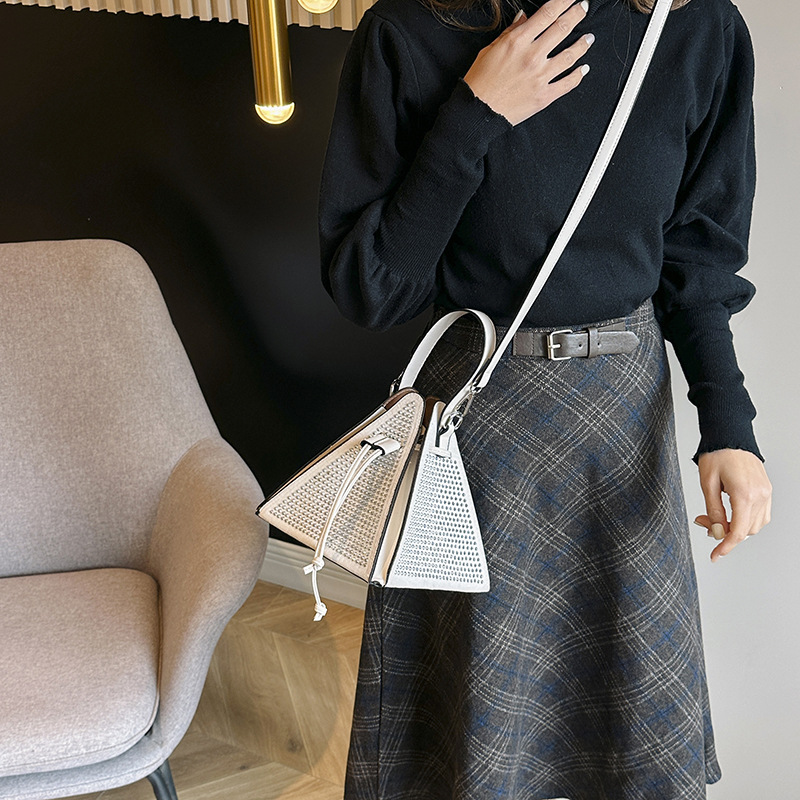 Bolso de hombro transfronterizo para mujer, tendencia de moda con diamantes, personalidad, triángulo, zongzi, bolso, bandolera de cadena de todo fósforo de estilo occidental