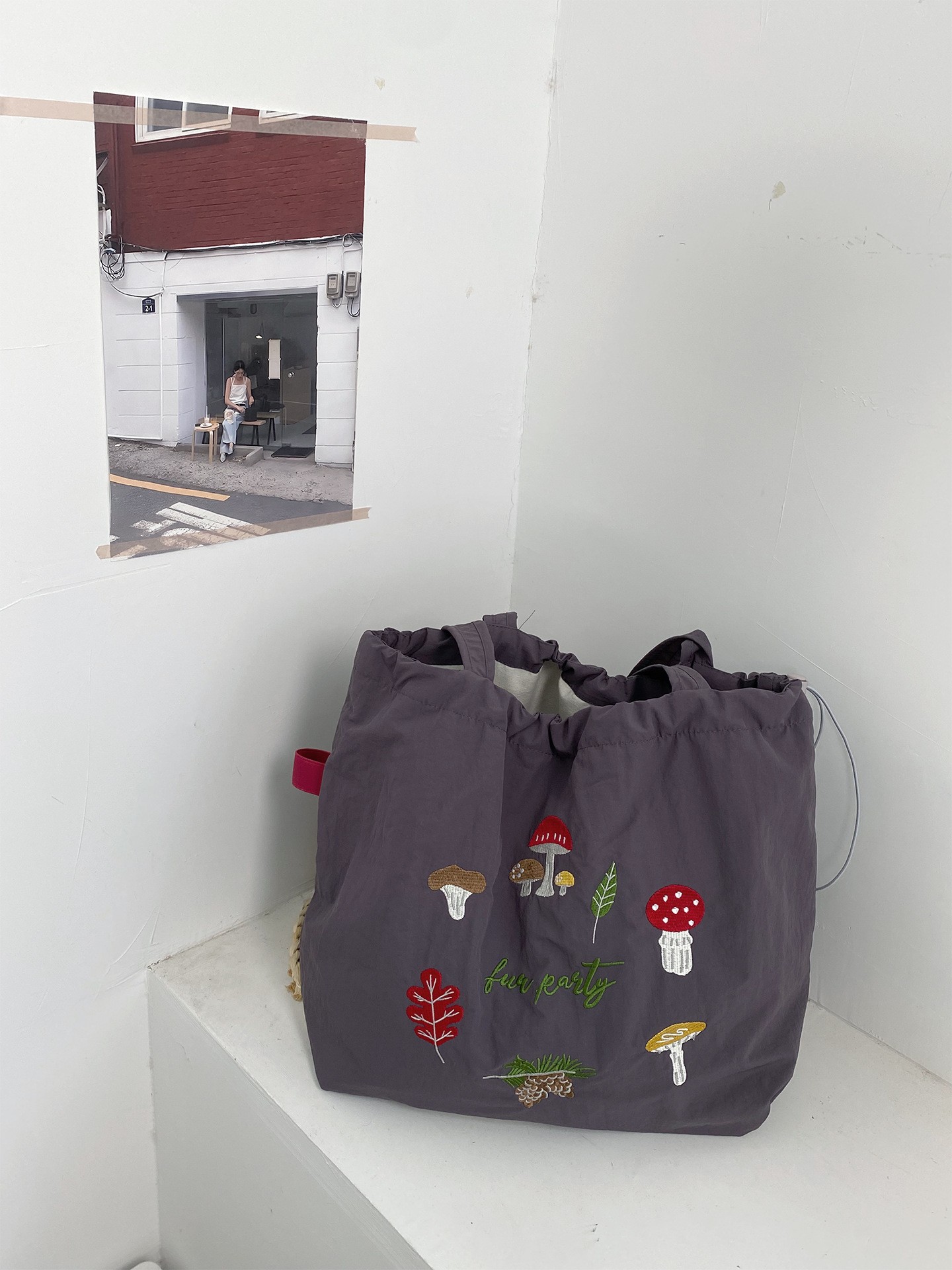 韓国版の新型アルファベットのプリントの包みの女性の大容量のナイロンのショルダーバッグ