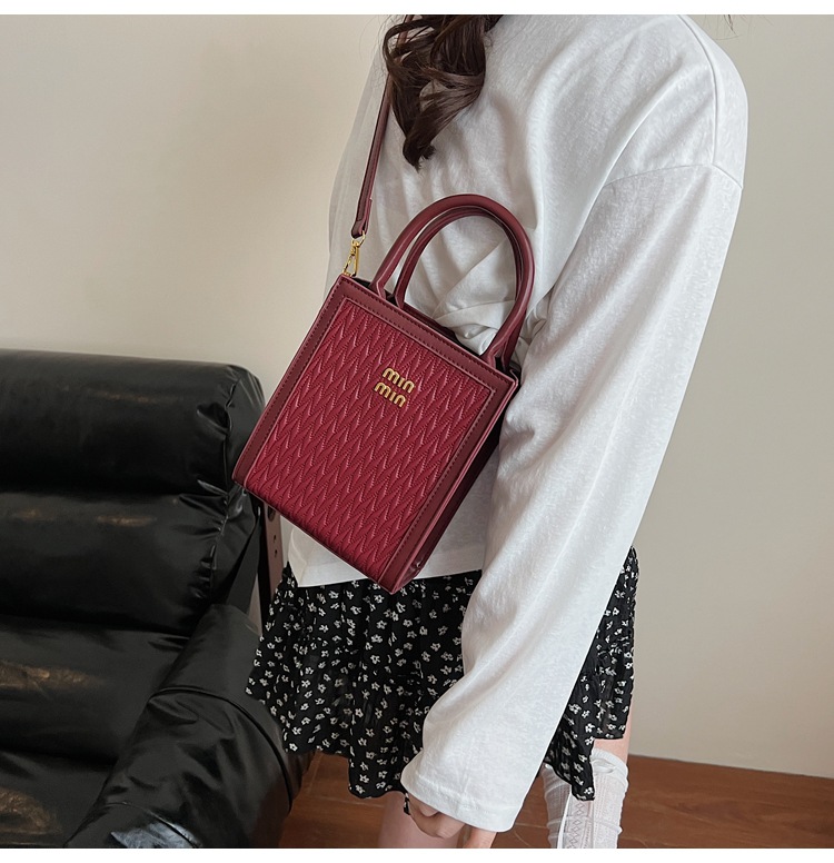 This year, the "Small Bag Women 2025" new trendy summer fashion, versatile and niche design hand-held shoulder crossbody bag is in vogue undefined