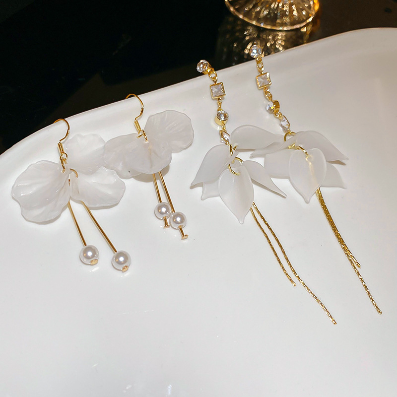 Cute acrylic fashionable elegant earrings with zircon