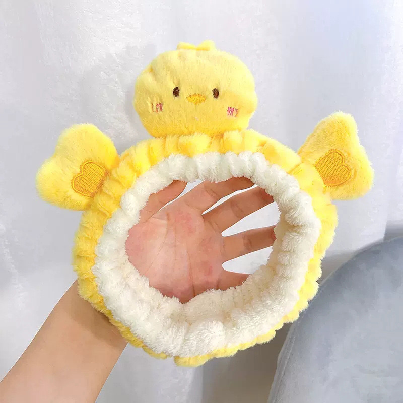 顔を洗って髪を洗って新型の少女の韓国の化粧をつけてマスクの専用のカチューシャをつけます。