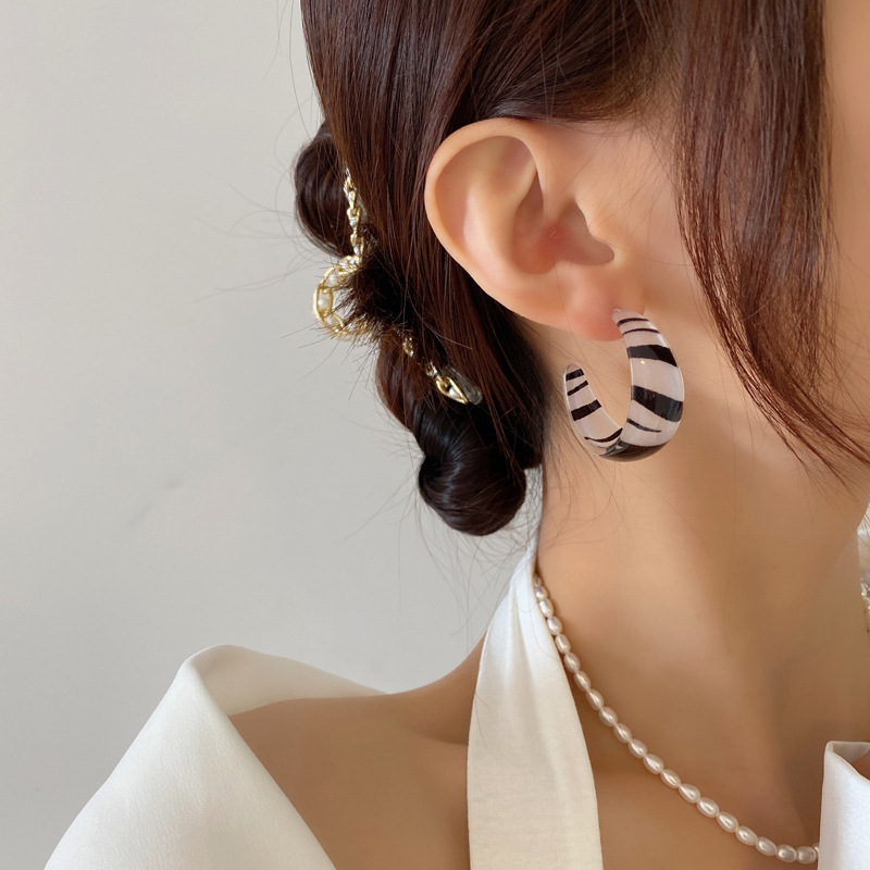 Korean C-shaped Leopard Earrings Fashion Personality 2021 Trendy Resin Earrings display picture 10