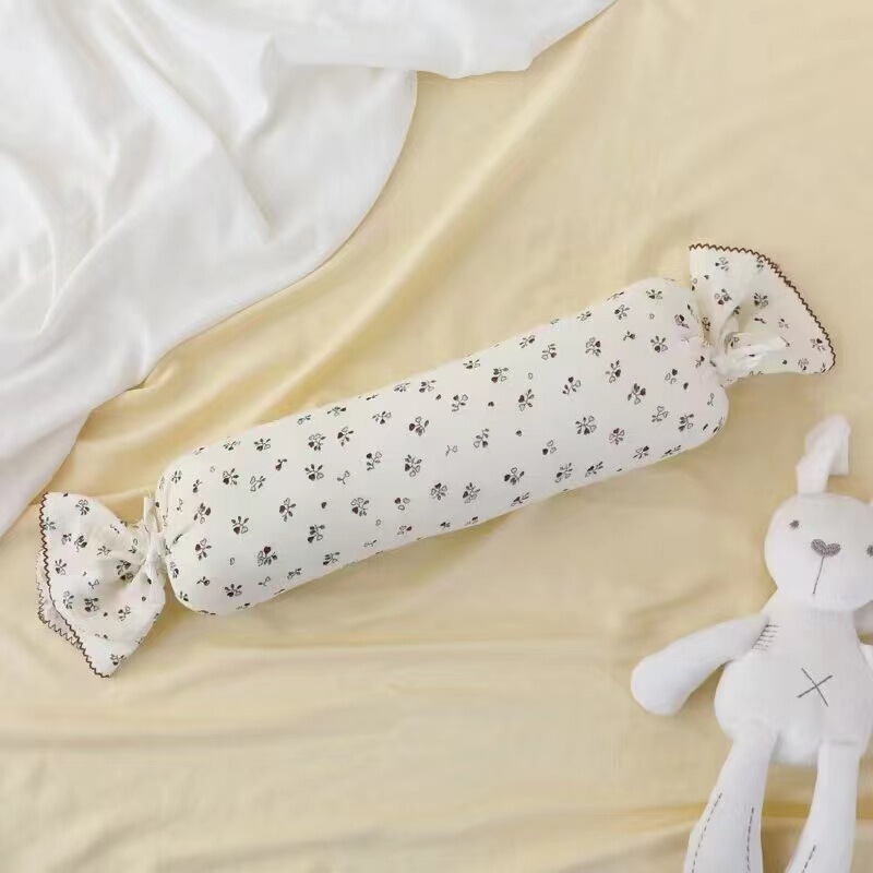 赤ちゃんは飴の枕をなだめます。乳幼児は横になって、乳を吐くのを防ぎます。|undefined
