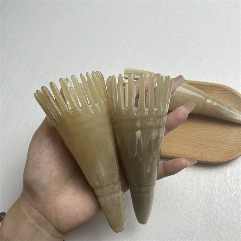 牛の角を洗って頭を洗うマッサージ器の手をつかんでマッサージします。|undefined