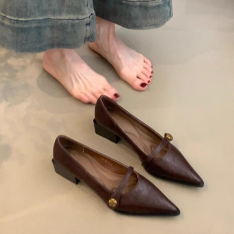 Versión de piel de oveja ~ Zapatos retro de tacón alto de boca baja para mujer Camellia hebilla de una palabra zapatos de tacón grueso zapatos de Mary Jane de temperamento puntiagudo