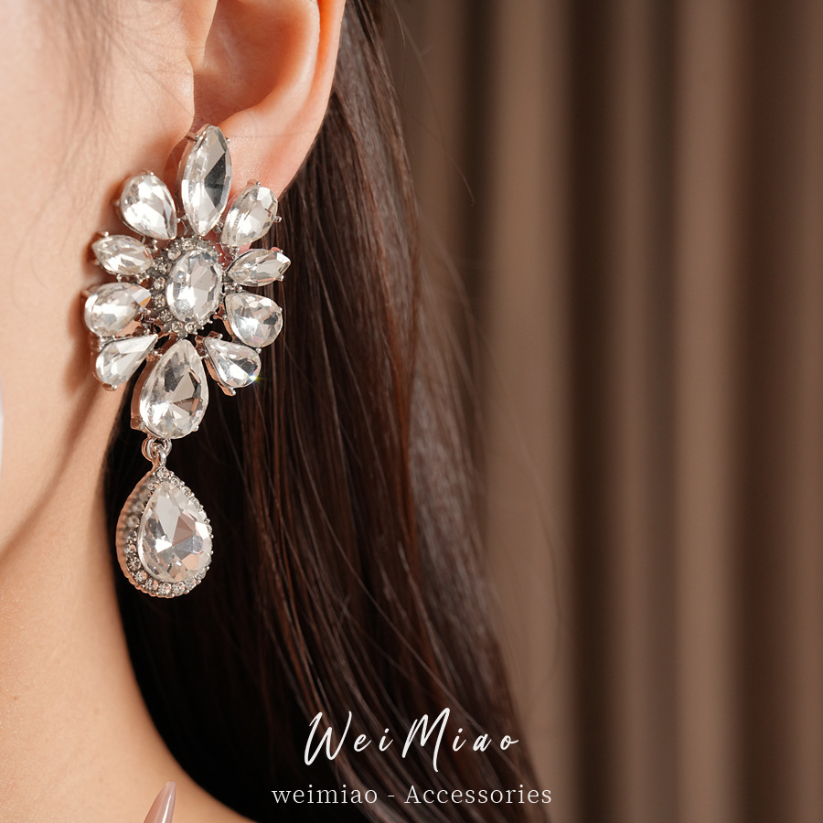 Flores de diamantes en forma de gotas de agua para las orejas de las mujeres sin agujeros de orejas personalidad temperamento delicado pendientes ligero lujo alta sensación de auriculares al por mayor