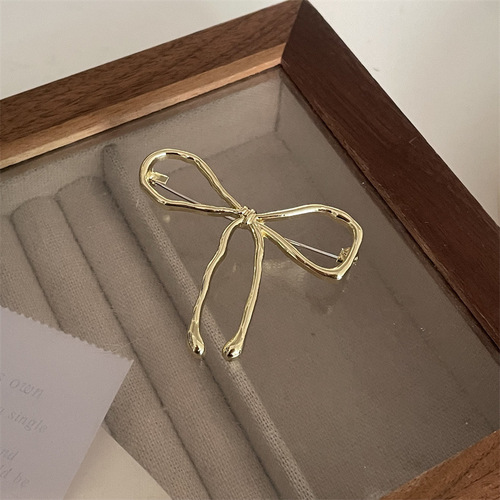 The bow brooch is high-end, the three-dimensional peach heart brooch is simple, the irregular croissant brooch is personalized