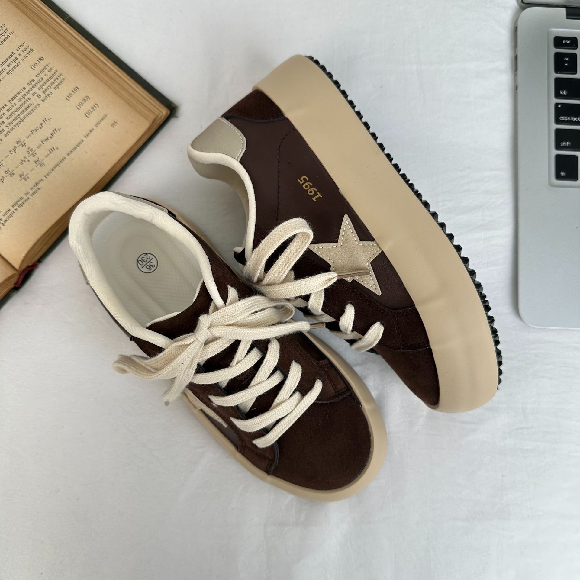 Zapatillas de deporte de mujer de plataforma de estrella, zapatos blancos pequeños, 2024 nuevas zapatillas deportivas de otoño para estudiantes, ligeras y versátiles, casuales 6595