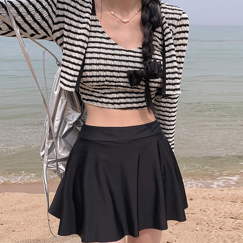 Qadın dörd hissəli zolaqlı bikini və çimərlik dəsti
