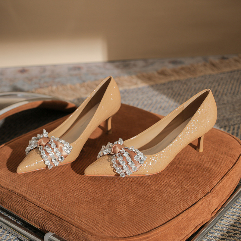 6310 Nischendesign spitze hochhackige Schuhe 2024 Frühjahr neue Western-Stil Wasser Diamant Schmetterling Knoten feine Folgeschuhe_voghion.com