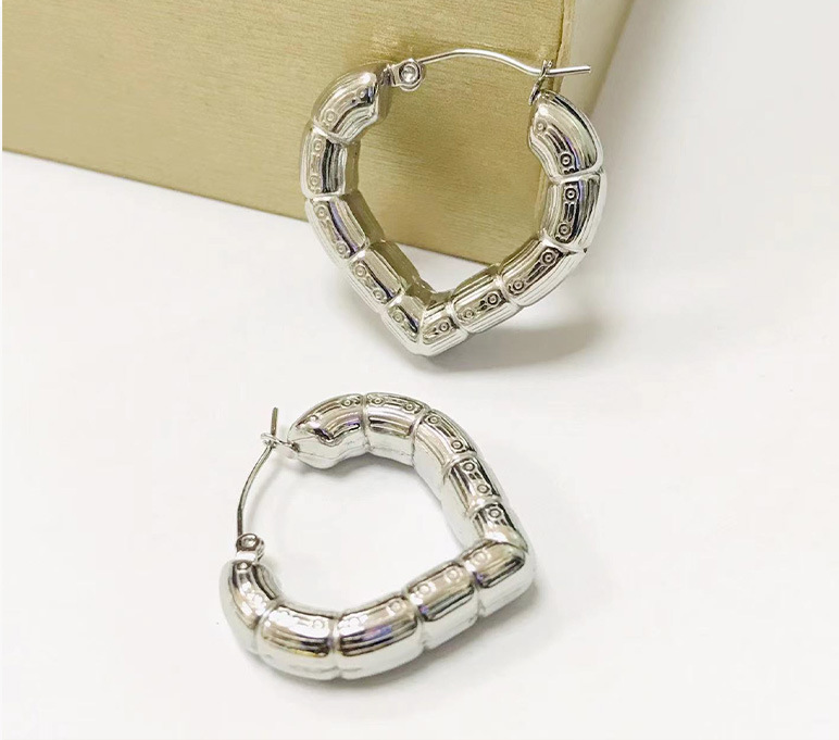 Retro Heart Shape Stainless Steel Gold Plated Earrings 1 Pair