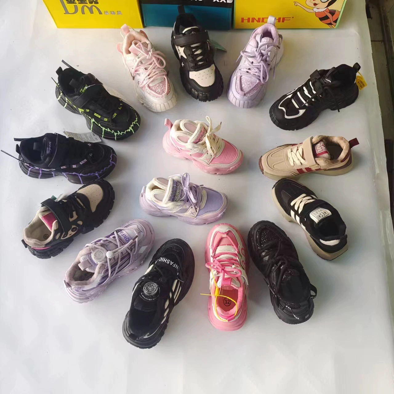 Обувь для девочек, новая осенне-зимняя кожаная поверхность, кроссовки для маленьких девочек для папы, с мягкой подошвой, удобные легкие детские модные детские кроссовки