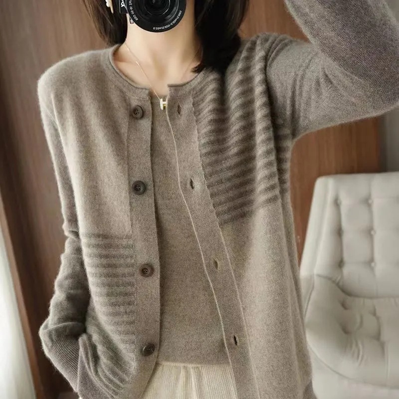 洋風のセーターのコートの女性の2月のゆったりとした外は春秋のタイプの丸首を着て色のストライプの長袖のメリヤスのカーディガンの潮にぶつかります。|undefined