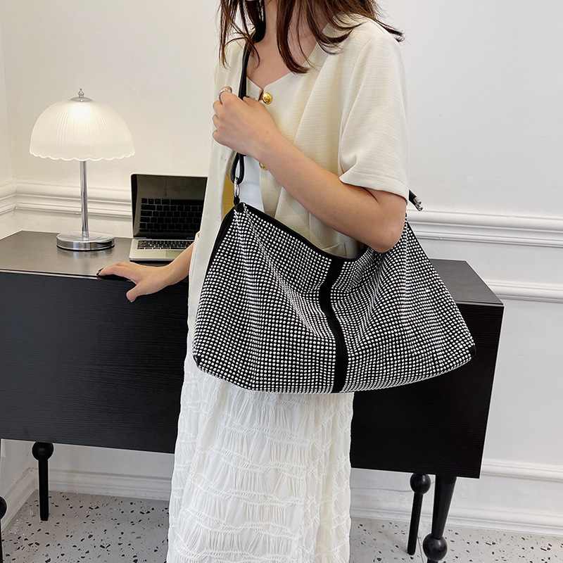 2024 primavera nuevo bolso de moda de mujer de gran capacidad bolso de hombro de estilo exterior bolso especial casual bolso de mujer simple mochila