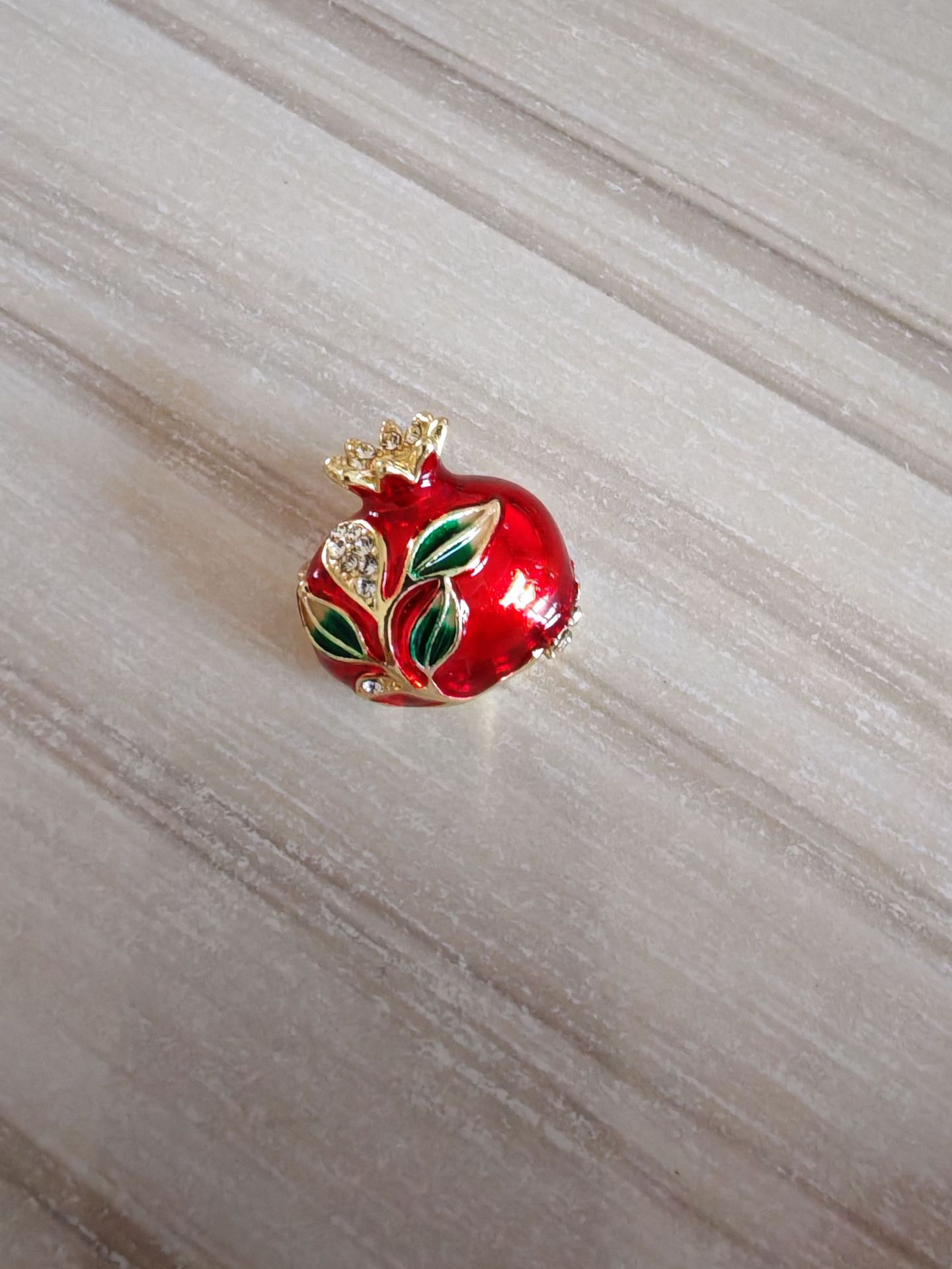 New pomegranate enamel brooch, exquisite and elegant, a high-end accessory for cheongsams and other formal wear; wholesale from the manufacturer
