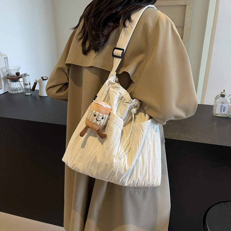 Bolso de cubo de viento perezoso plisado coreano para mujer 2025 nuevo bolso de hombro de viajero de todo fósforo bolso de mensajero de moda casual