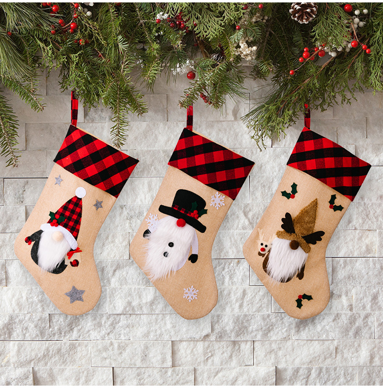 Kodu ja aed Uued jõulukaunistused Punase ja musta ruudulise servaga tikitud multikas Vanamehe kingikott Jõuluakna ripats_voghion.com