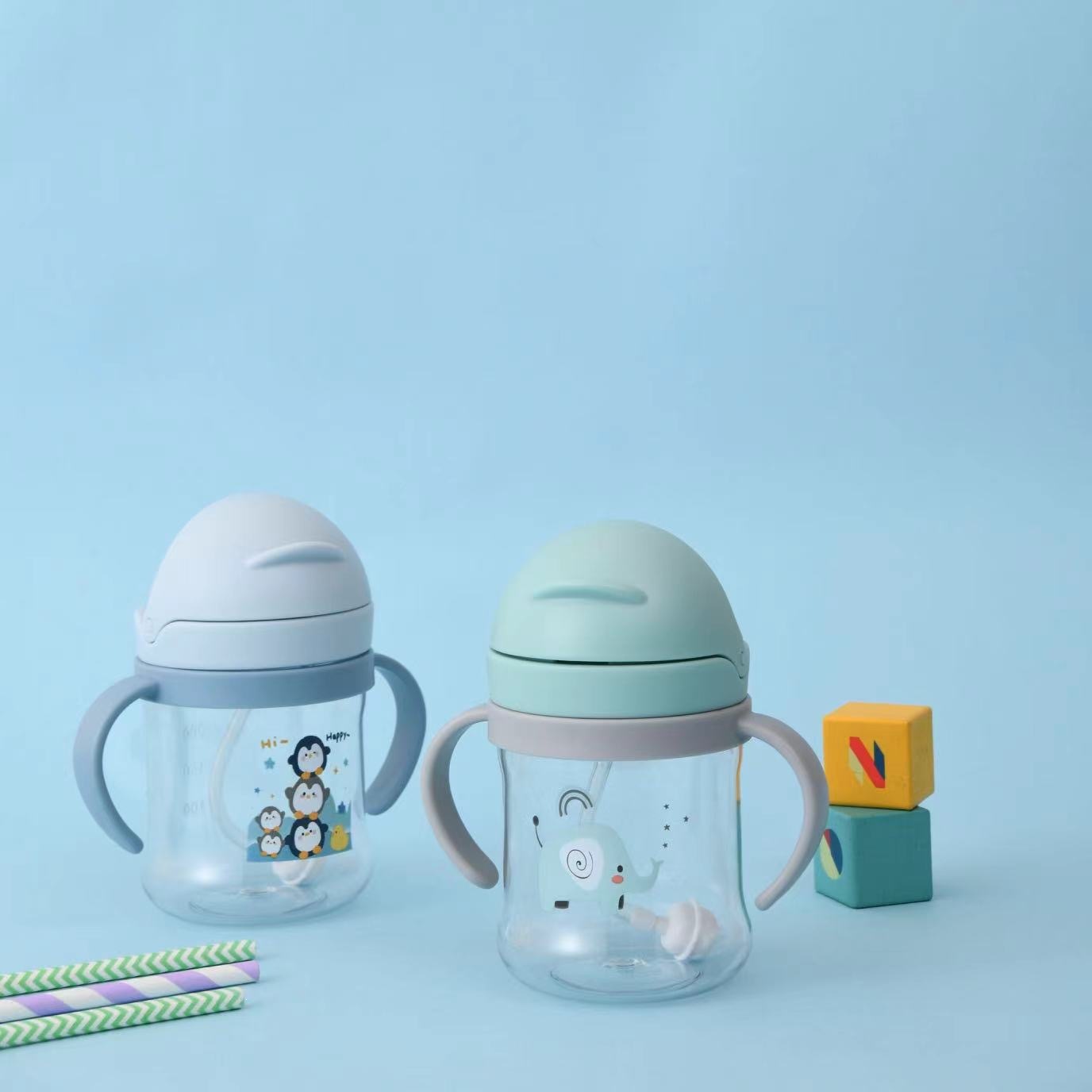 Taza de agua infantil encantadora taza de paja de plástico de dibujos animados para niños de jardín de infantes bebés taza de agua portátil resistente a la caída de verano
