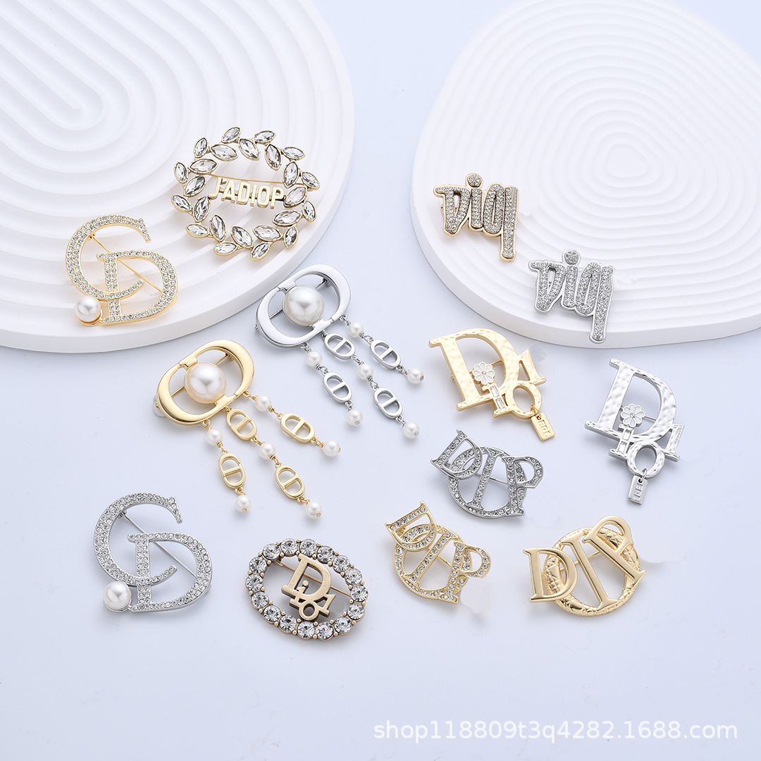D Brand Cd Letter Classic Pearl Inlaid Colored Diamond Brooch D Brand Pearl Pendant Brooch Wholesale Women's Hair Accessories Factory Direct Sale