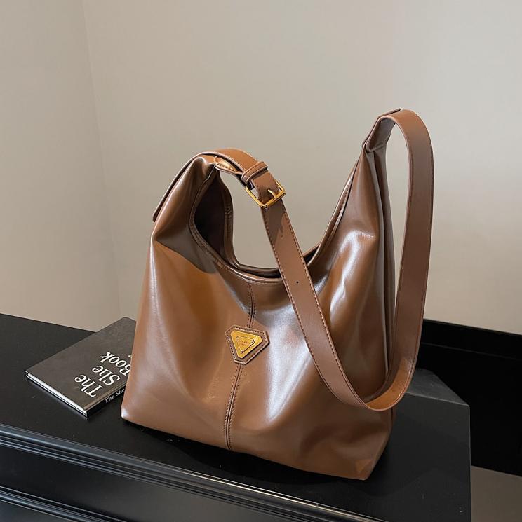 Bolsa de cuero suave universal de gran capacidad para mujeres 2024 nuevo bolso de hombro axilar simple de viaje universal bolsa de mano