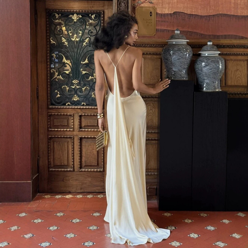 New European and American style women's satin backless slimming sexy slip dress, elegant high-end evening gown with a flowing neckline New European and American style women's satin backless slimming sexy slip dress, elegant high-end evening gown with a flowing neckline