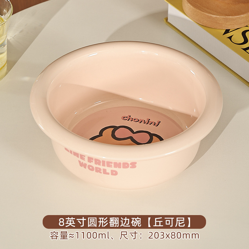 ブラウン熊はハンドル付きの陶磁器焙煎チーズグラタンを持っています。|undefined