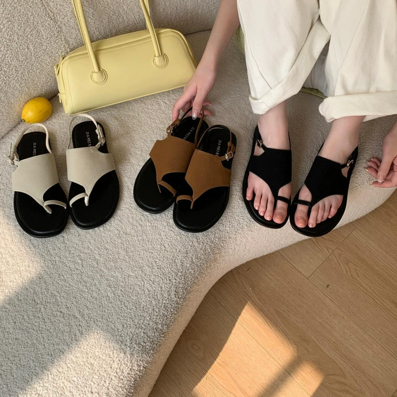 Женские летние пляжные сандалии в корейском стиле ретро, 2025 года, новые нишевые плоские с мягкой подошвой и ремешками.